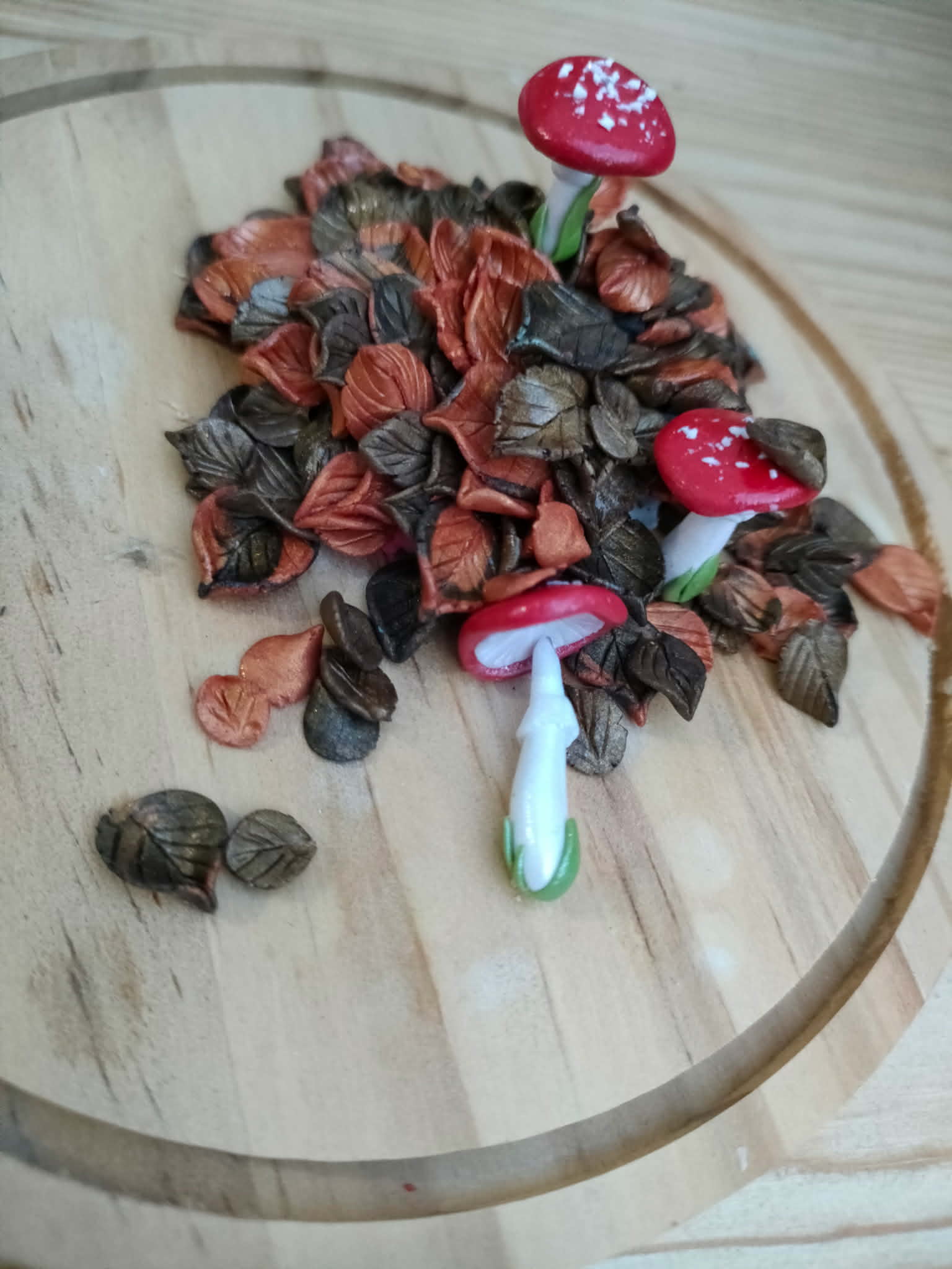 Champignons et feuilles en pâte polymère 